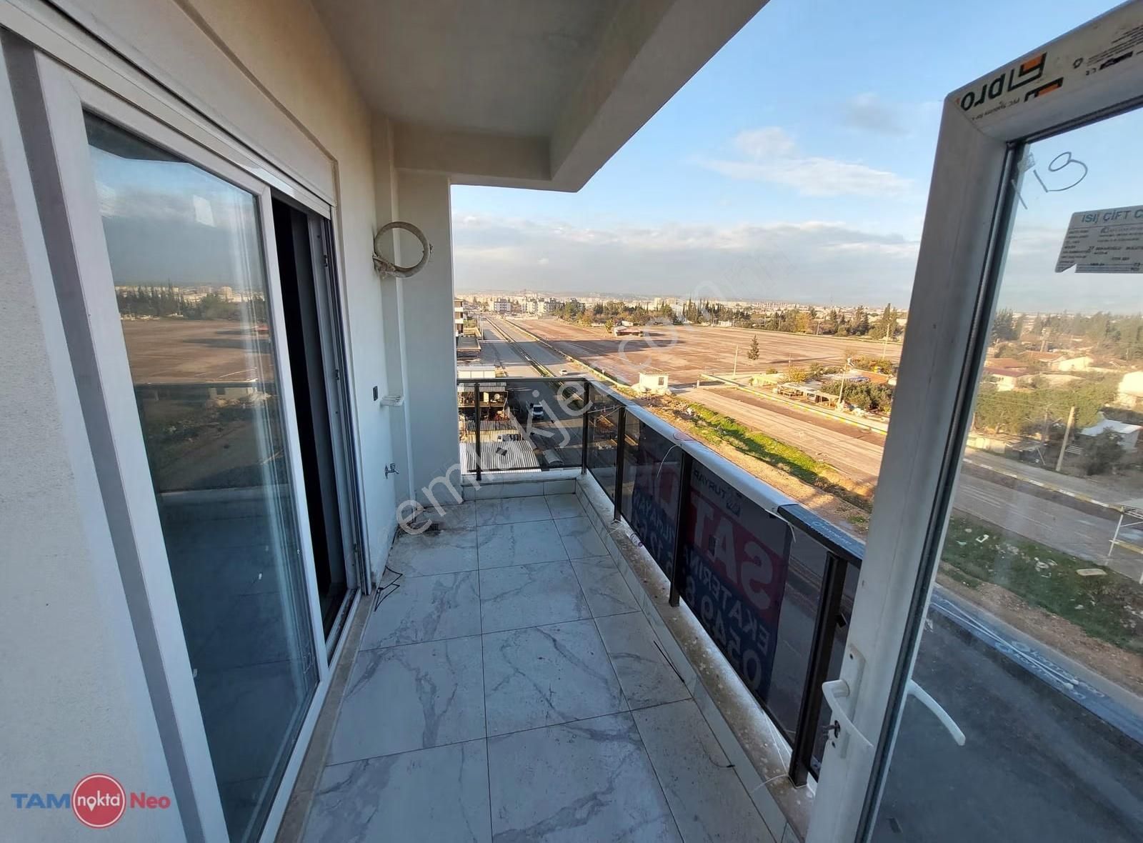 Havuzlu Güvenlikli Yol Üzeri Sıfır Mesken - Görsel 3