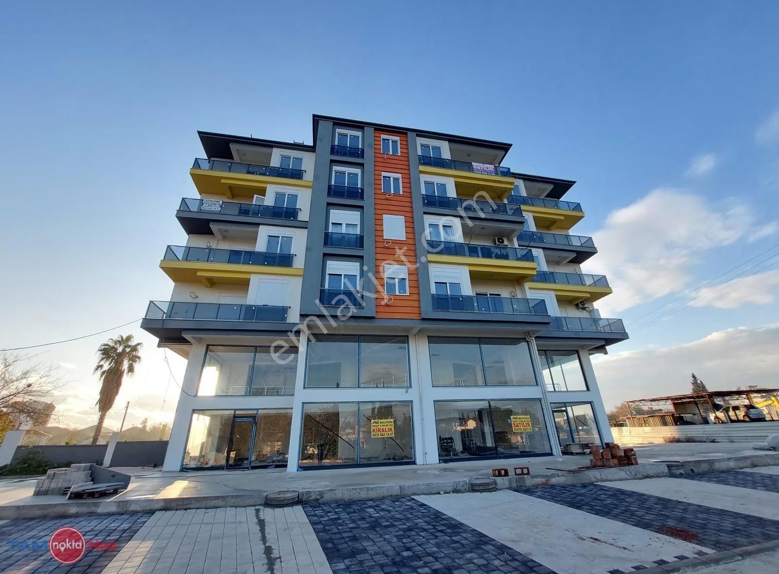 Havuzlu Güvenlikli Yol Üzeri Sıfır Mesken