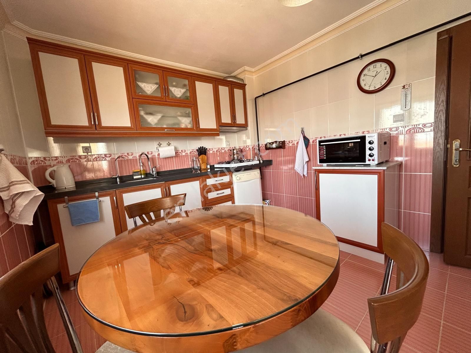 Karapürçek'te Geniş Mutfaklı Ebeveyn Banyolu Katta 3+1 Satılık Daire