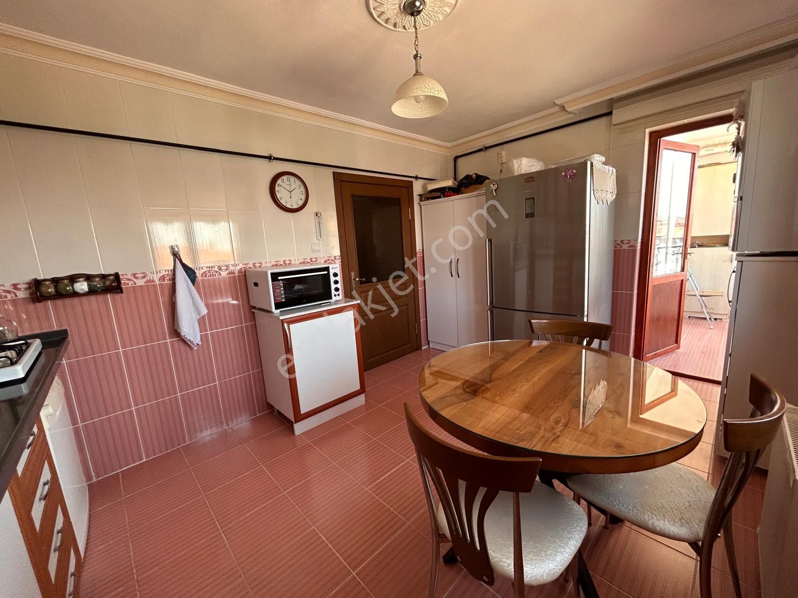 Karapürçek'te Geniş Mutfaklı Ebeveyn Banyolu Katta 3+1 Satılık Daire - Görsel 2