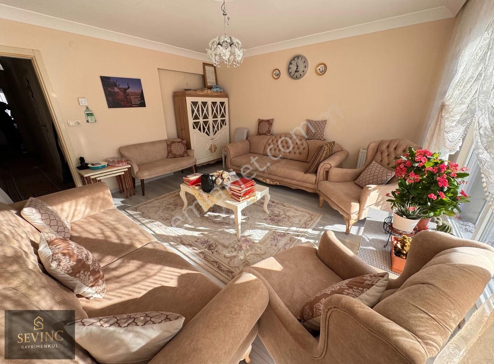 Sevinç'ten Kapalı Pazar Yanı, Servet Çırpan Caddesinde 3+1 Daire