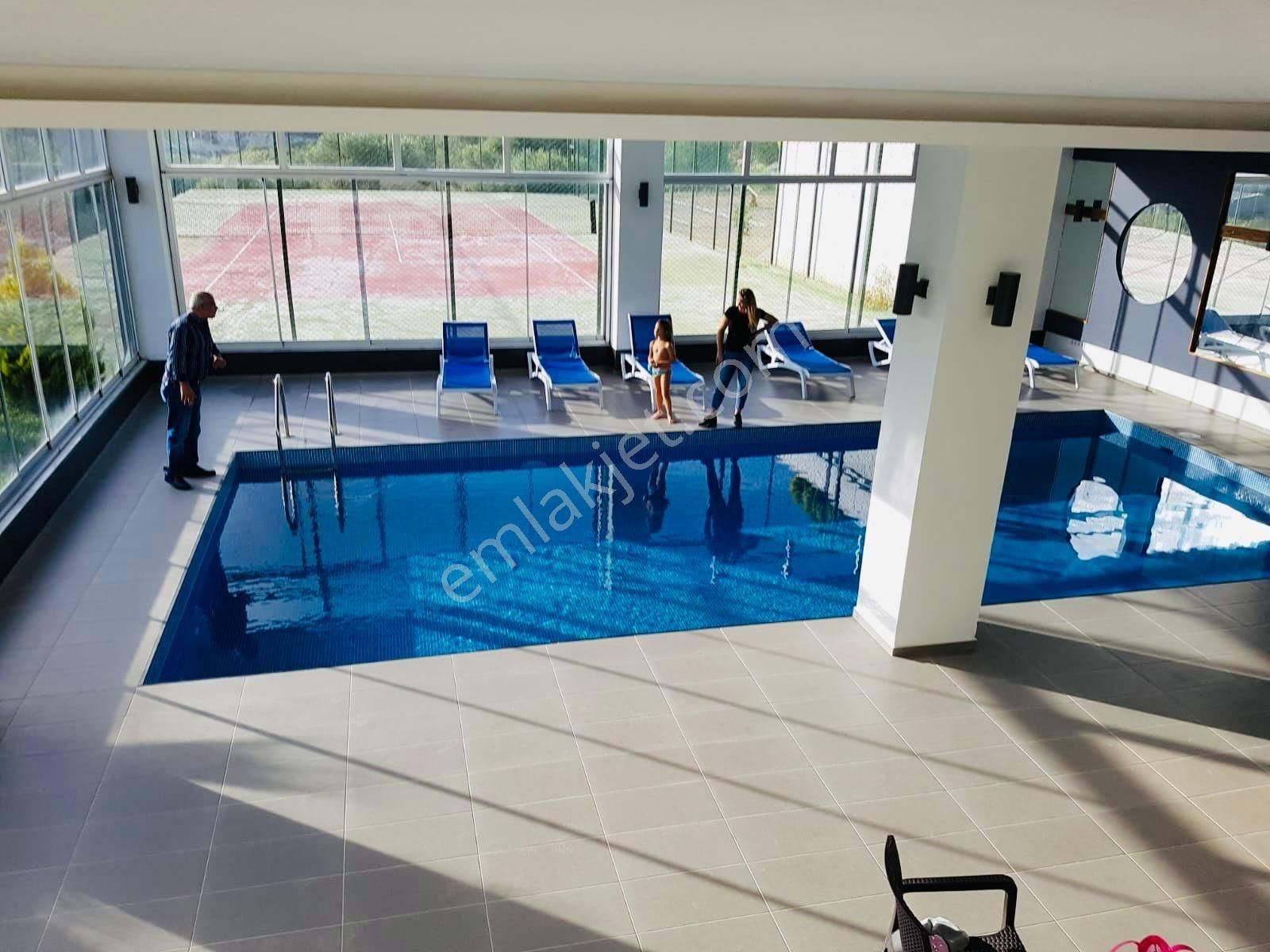 Kuşadasında Güvenlikli Havuzlu Sitede Bahçeli Boş Geniş 2+1 - Görsel 15