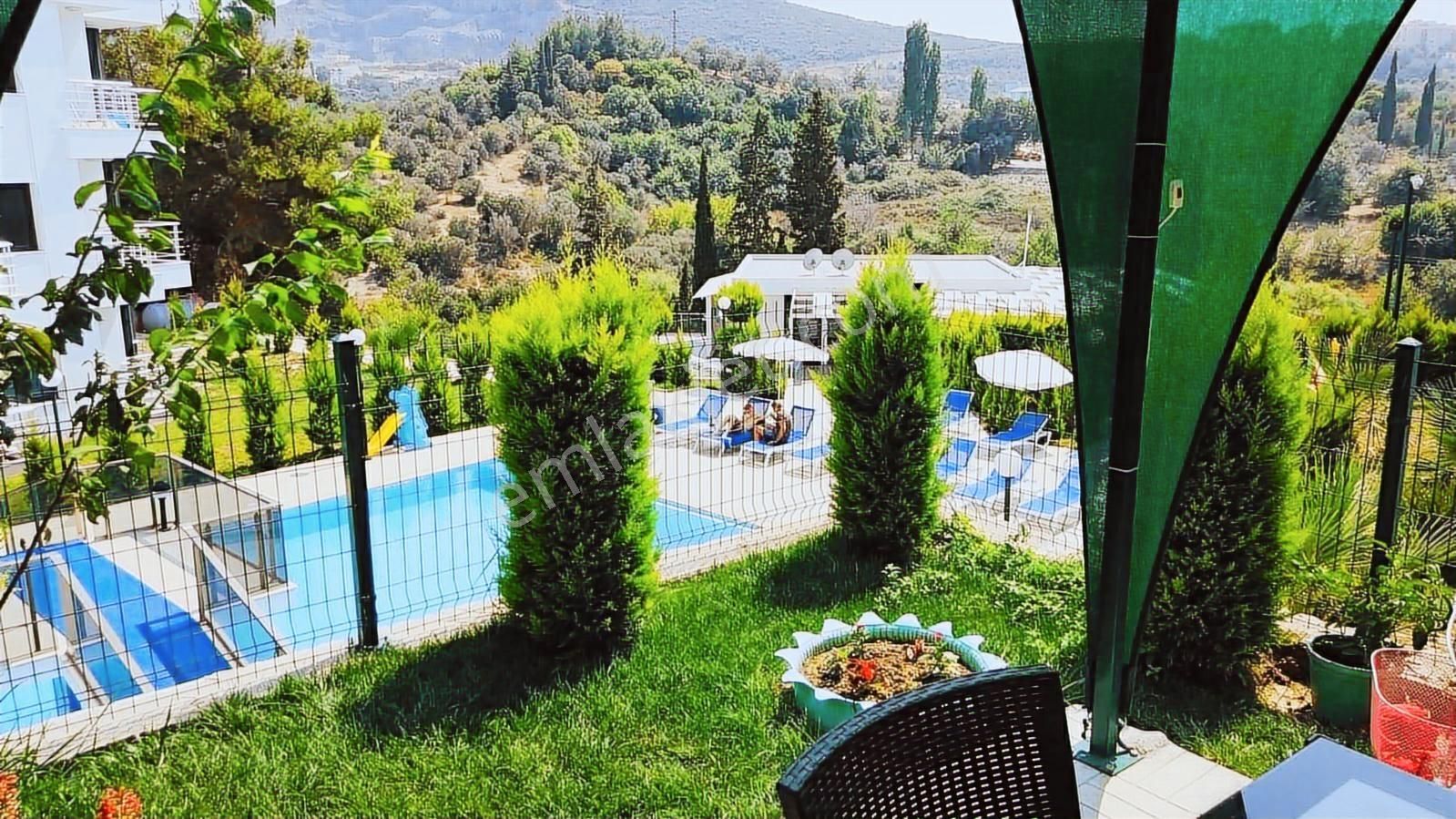 Kuşadasında Güvenlikli Havuzlu Sitede Bahçeli Boş Geniş 2+1