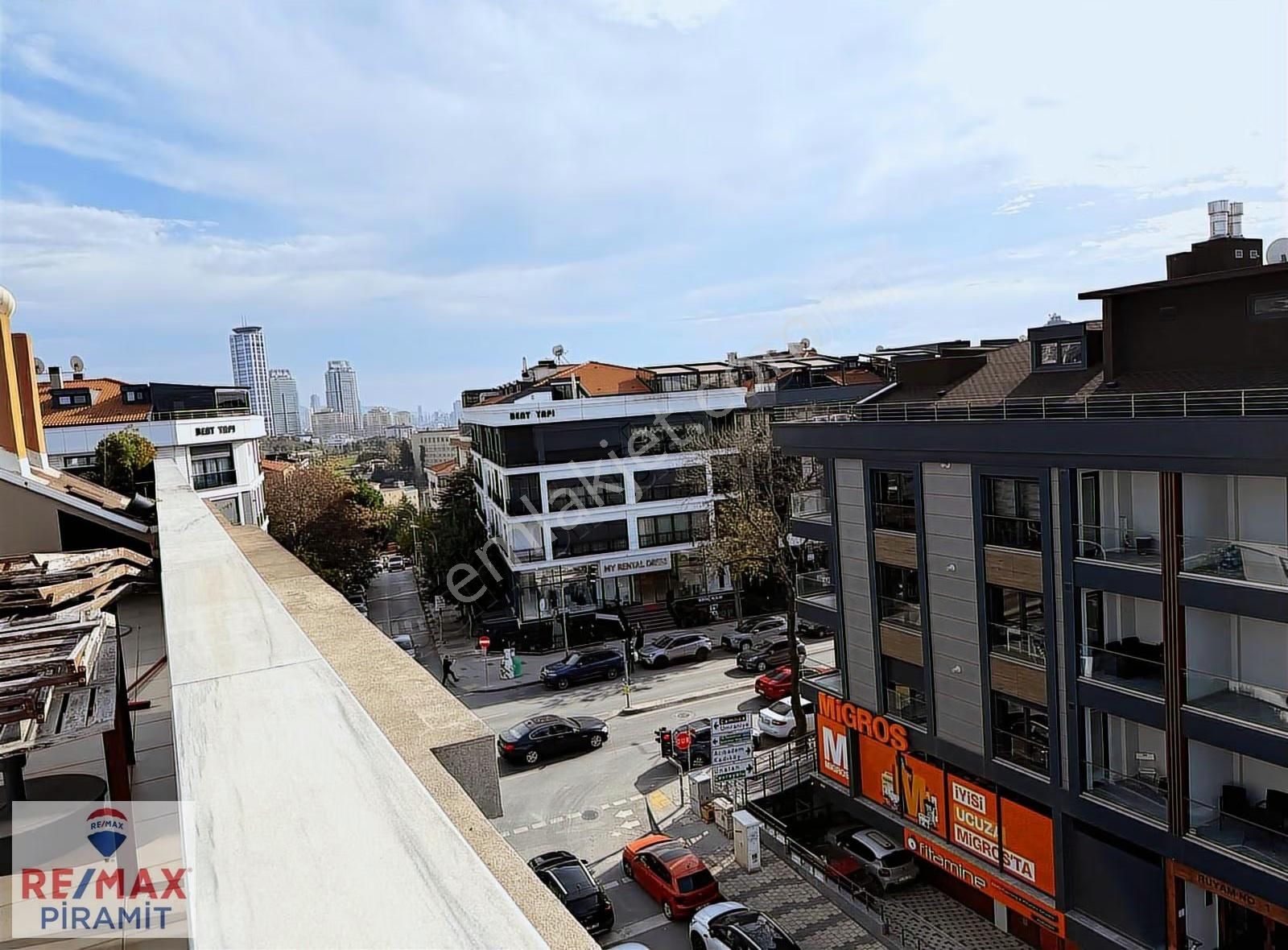 Acıbadem'de Cadde Üzeri Harika Kullanım Alanına Sahip Dubleks!