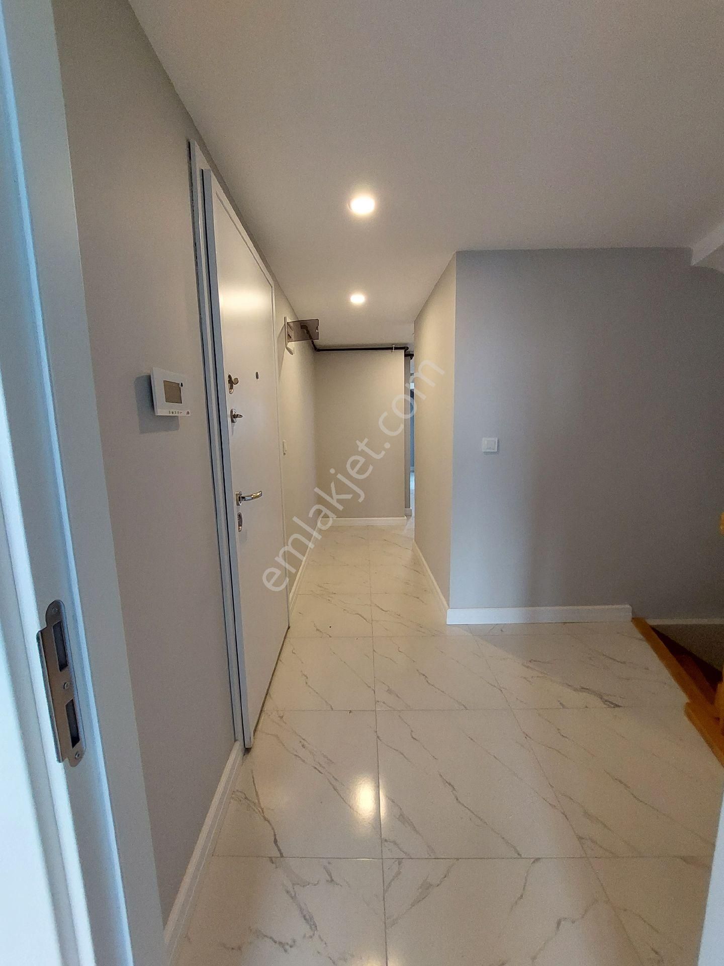 Adalar Ve E5 Manzaralı 3+1 Dubleks Harika Konum Ve Birinci Sınıf İşçilik - Görsel 27