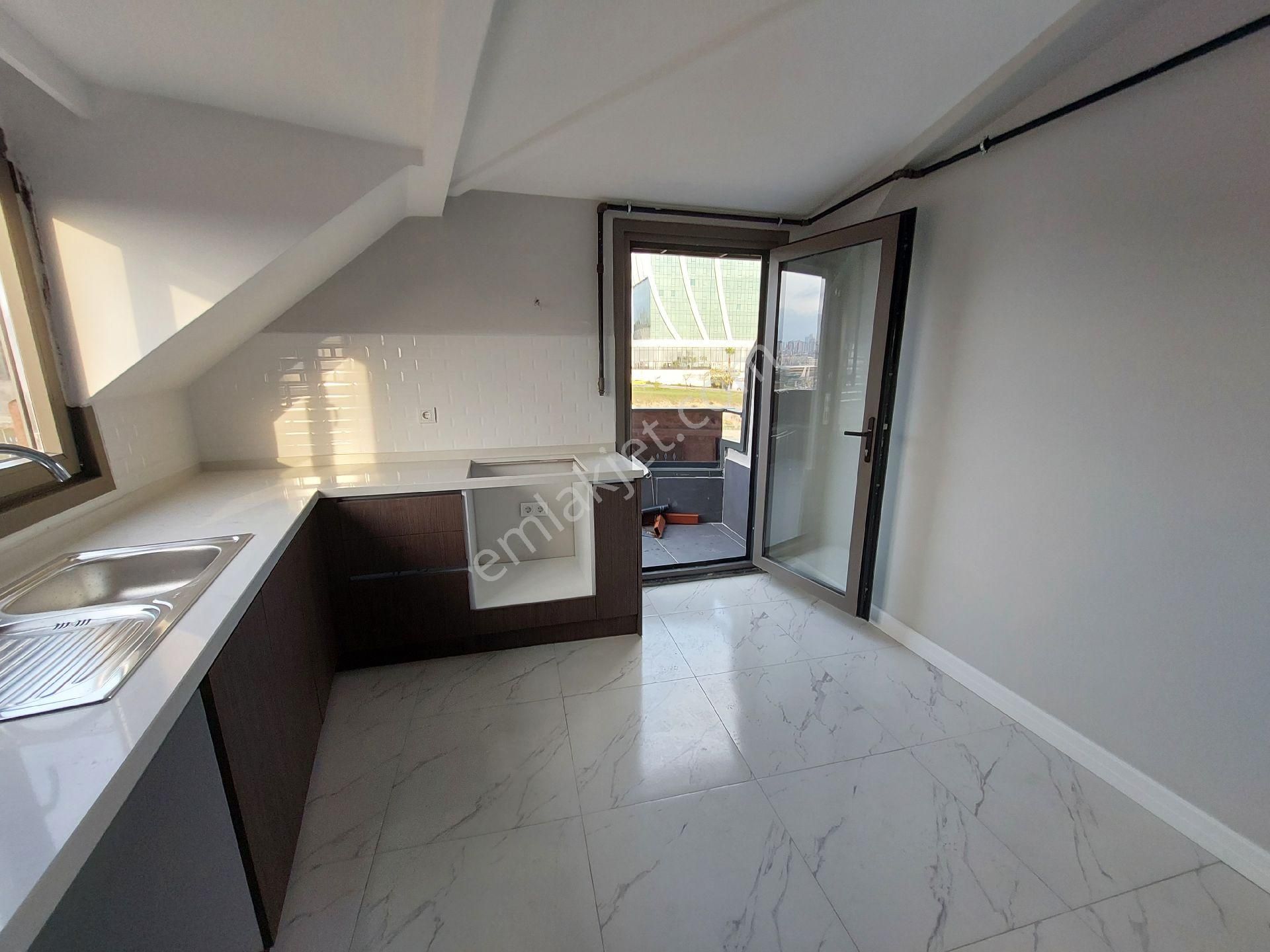 Adalar Ve E5 Manzaralı 3+1 Dubleks Harika Konum Ve Birinci Sınıf İşçilik - Görsel 35