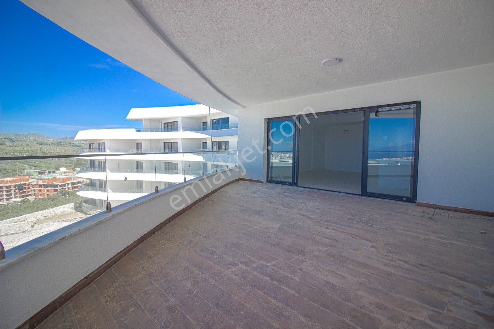 Kuşadasında 3+1 Deniz Manzaralı Geniş Kullanımlı Havuzlu Site İçerisinde Lüks Daire - Görsel 6