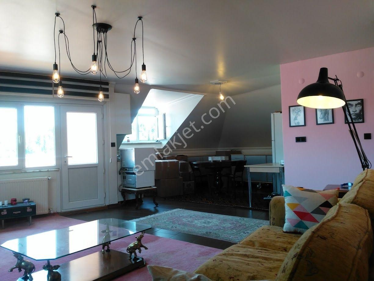 Çatı Katı-geniş (80m2) 1+1.5. Sahibinden-boyalı-aile Apartmanı