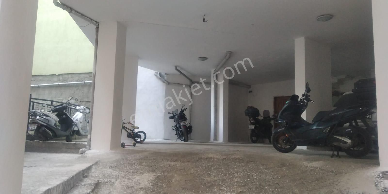 Çatı Katı-geniş (80m2) 1+1.5. Sahibinden-boyalı-aile Apartmanı - Görsel 19