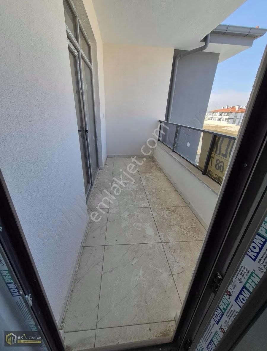 Meram Alakova Mahallesi Satılık 2+1 İskanlı 2. Kat Genış Daire - Görsel 3