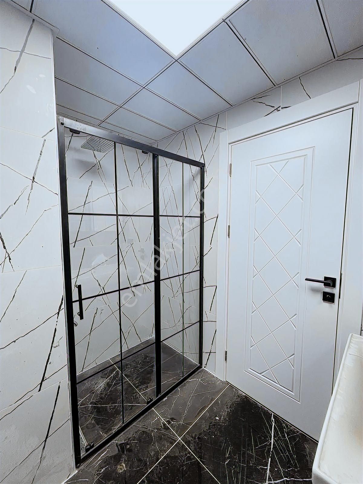 Körfezde Sahile Yürüme Mesafesinde Satılık Geniş Lüks 1+1 - Görsel 14