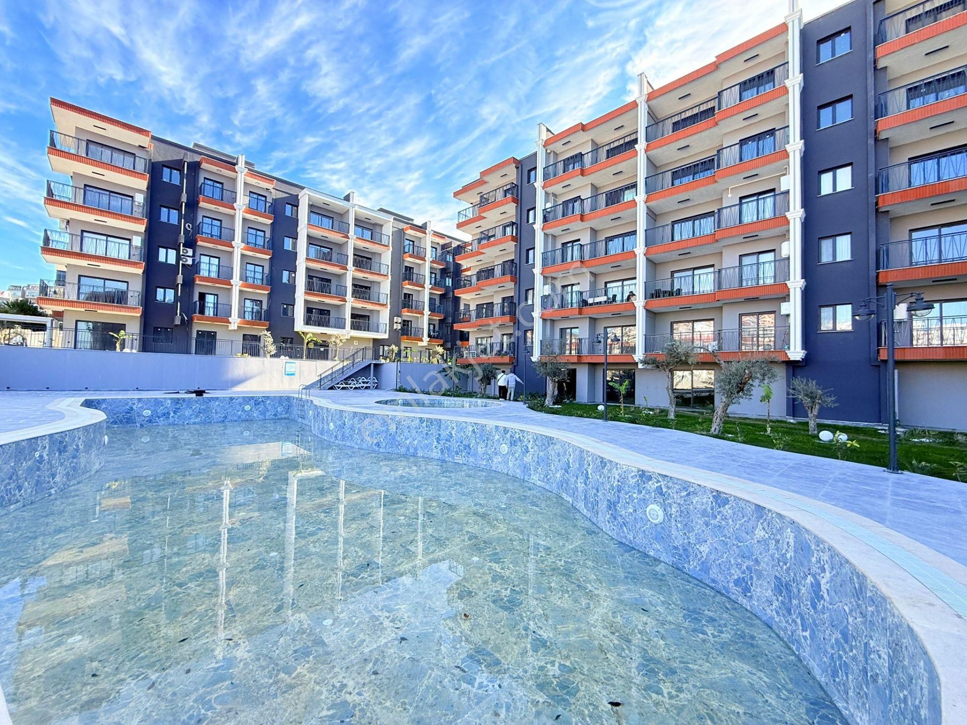 Şok Fiyat ! Kuşadasında Satılık Merkezı Konum-7/24 Güvenlik-havuz-bahçe-kombi-lüx-fırsat Daireler