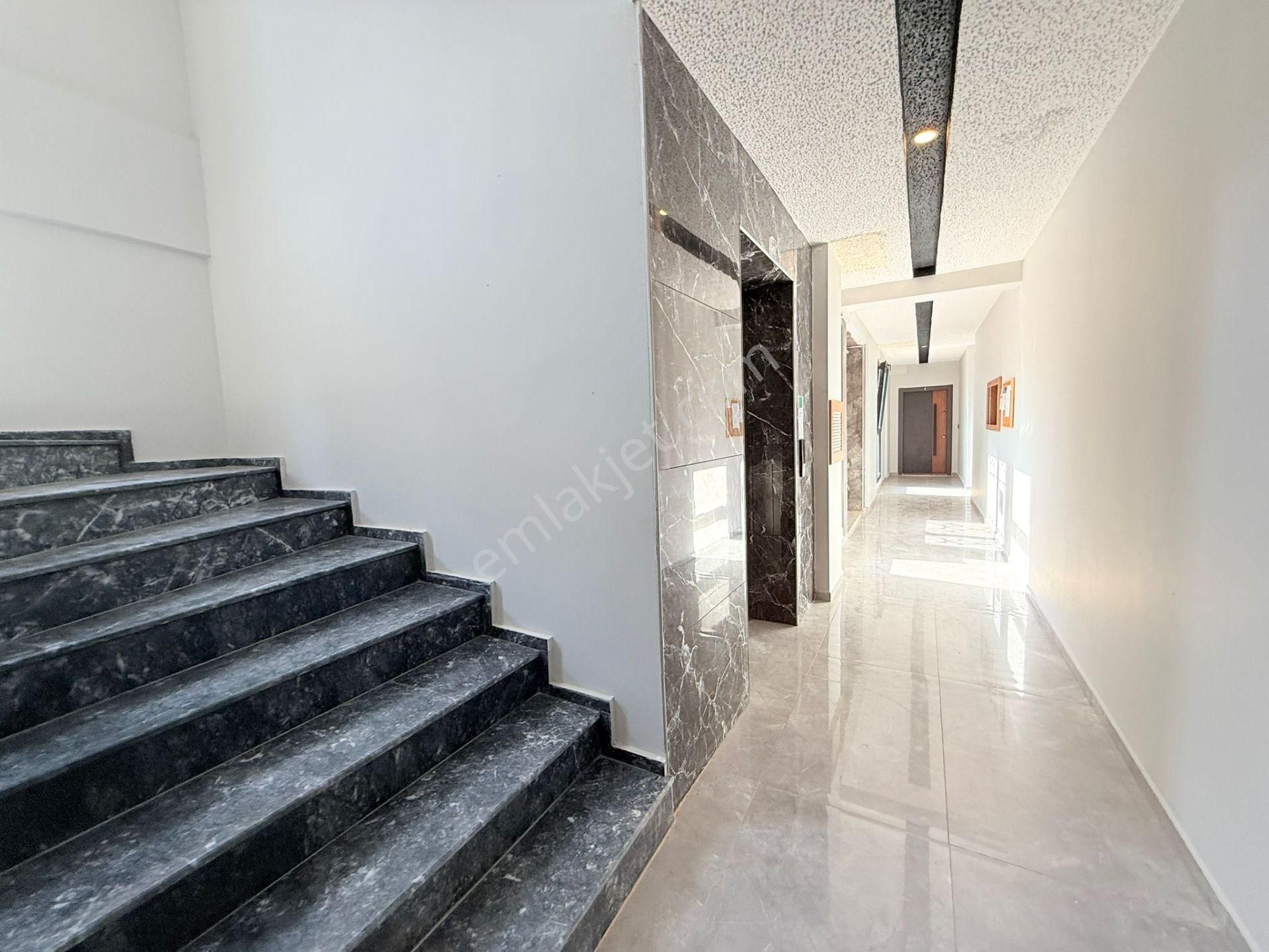 Şok Fiyat ! Kuşadasında Satılık Merkezı Konum-7/24 Güvenlik-havuz-bahçe-kombi-lüx-fırsat Daireler - Görsel 8