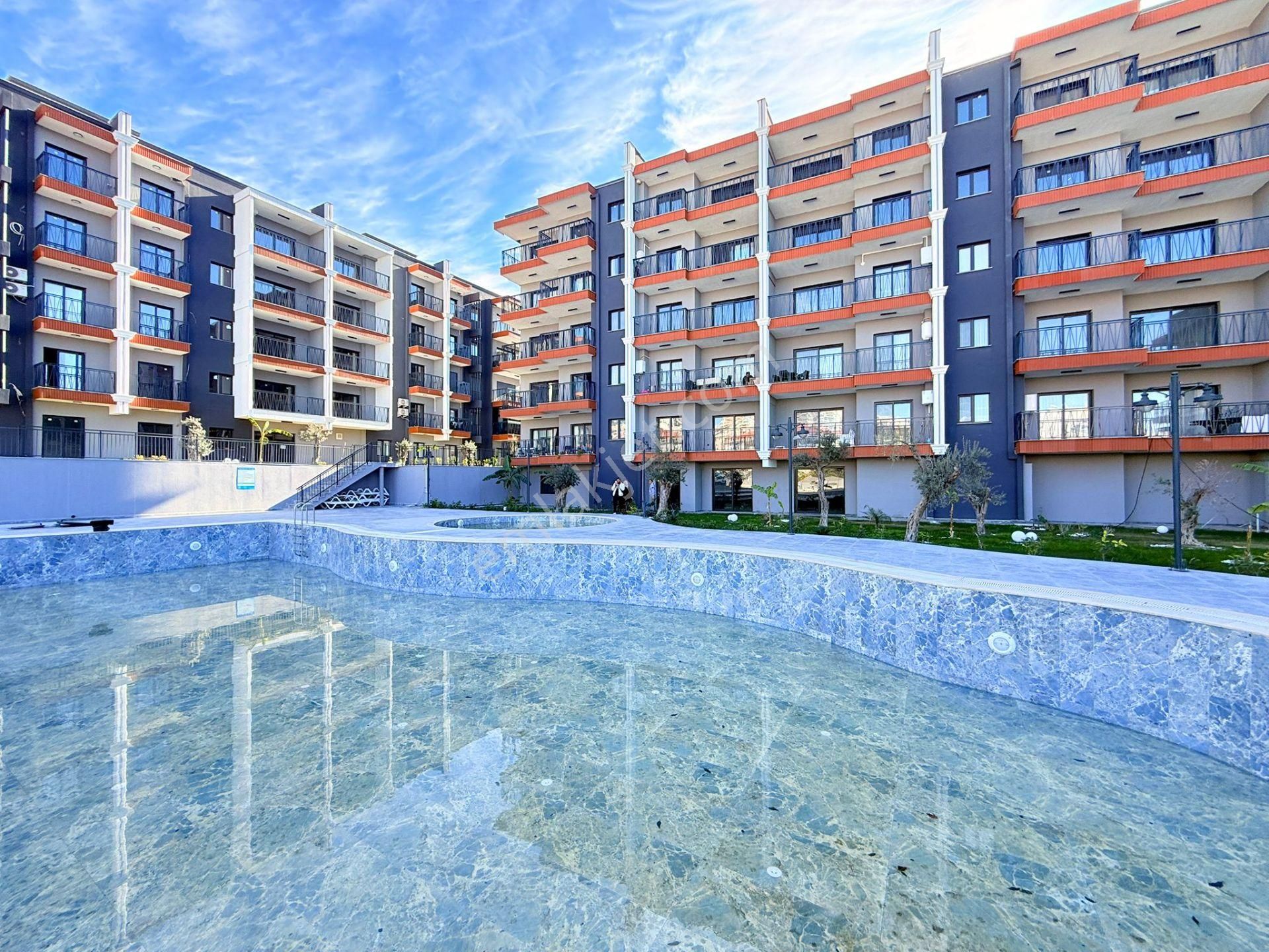 Şok Fiyat ! Kuşadasında Satılık Merkezı Konum-7/24 Güvenlik-havuz-bahçe-kombi-lüx-fırsat Daireler - Görsel 2