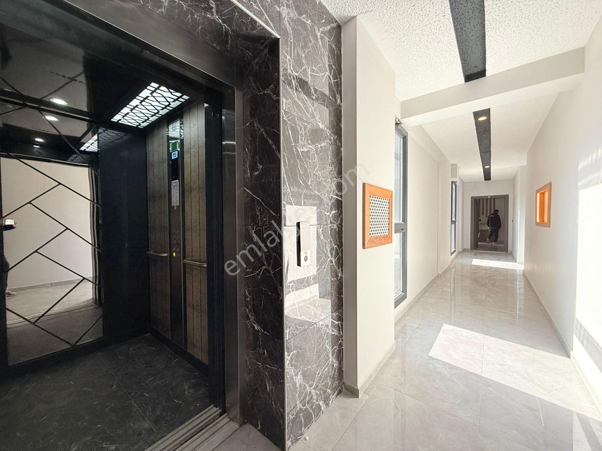 Şok Fiyat ! Kuşadasında Satılık Merkezı Konum-7/24 Güvenlik-havuz-bahçe-kombi-lüx-fırsat Daireler - Görsel 9