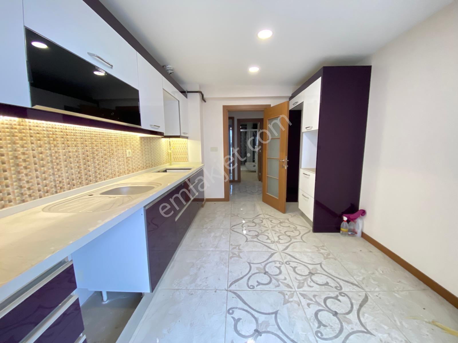 Buca Yenigün Mah Kolej Karşısı Ara Kat Köşe Çift Banyo Asansörlü