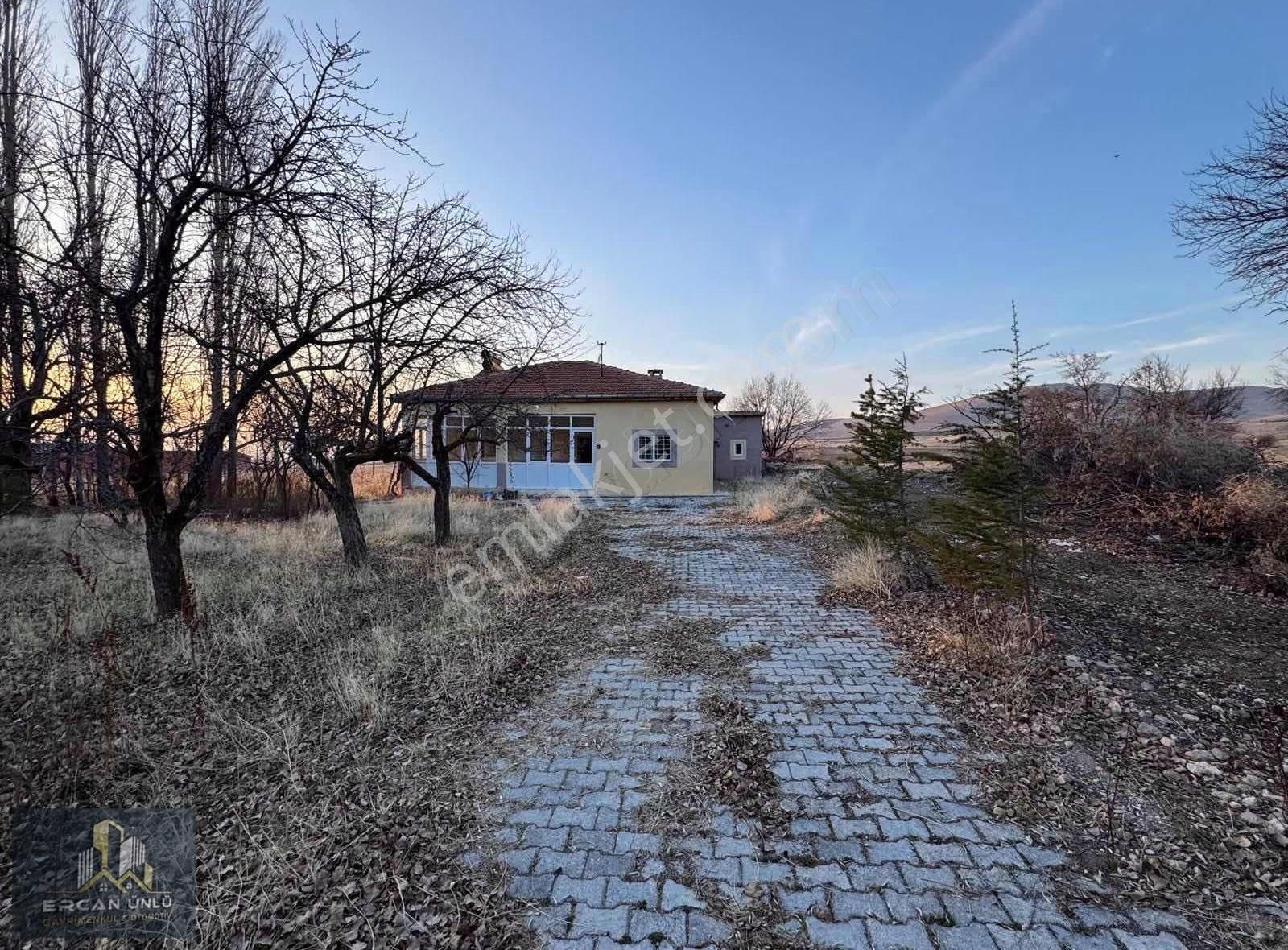 Pazarören Fatih Mah.'de 10.576 M² Müstakil Ev Ve Ahırlı Tarla