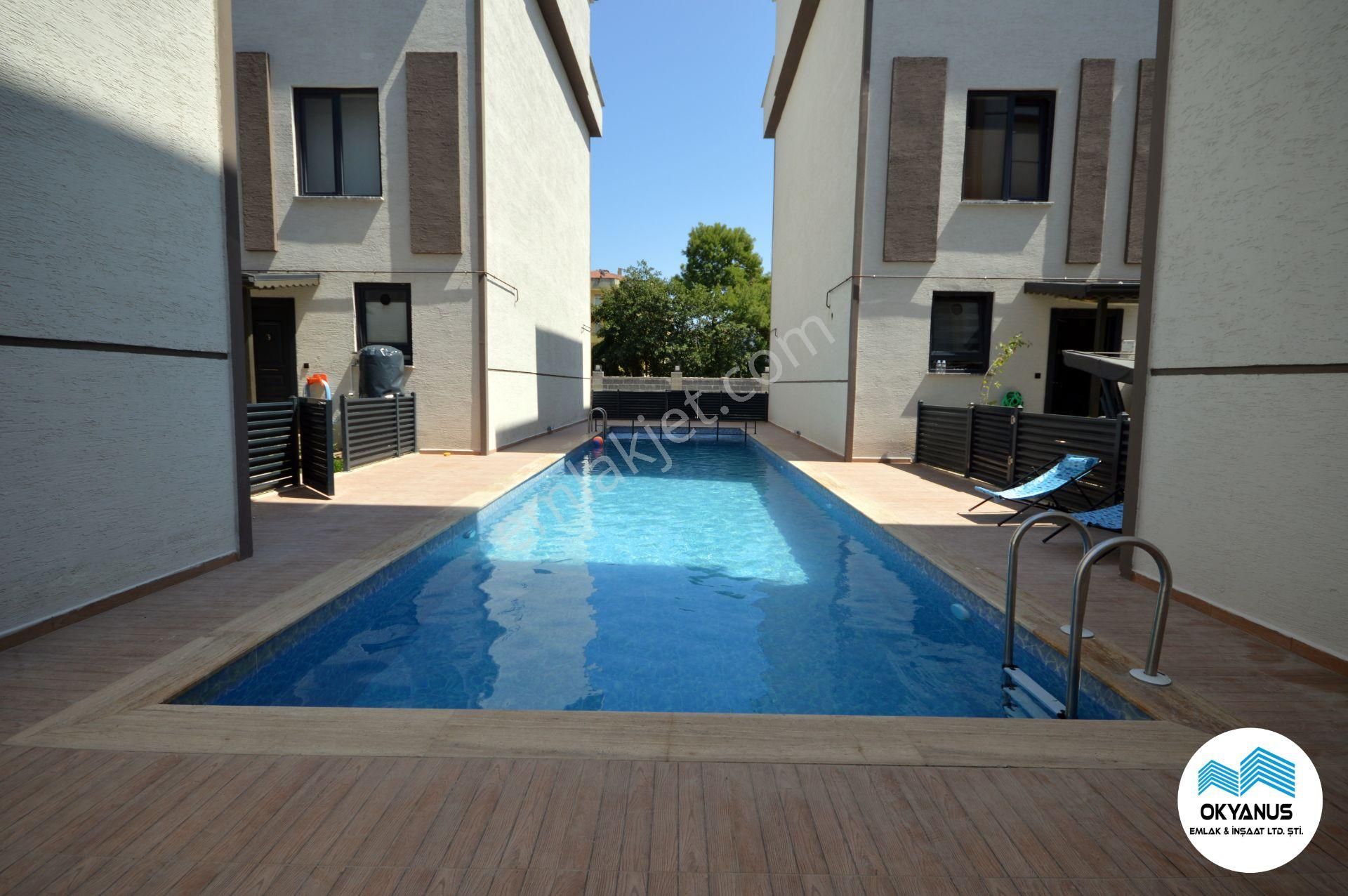 Karasu'da Geniş Teraslı Ortak Havuzlu 3+1 Modern Villa