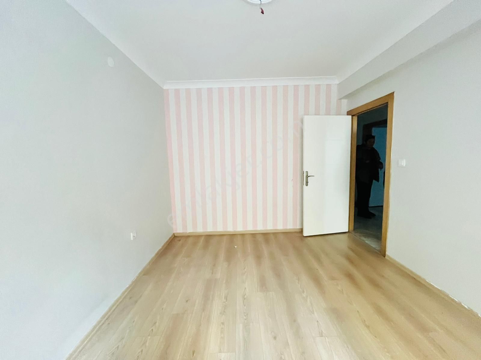 Valentia'dan Yerden Isıtmalı Ara Katta Kiralık 3+1 Daire !!! - Görsel 6