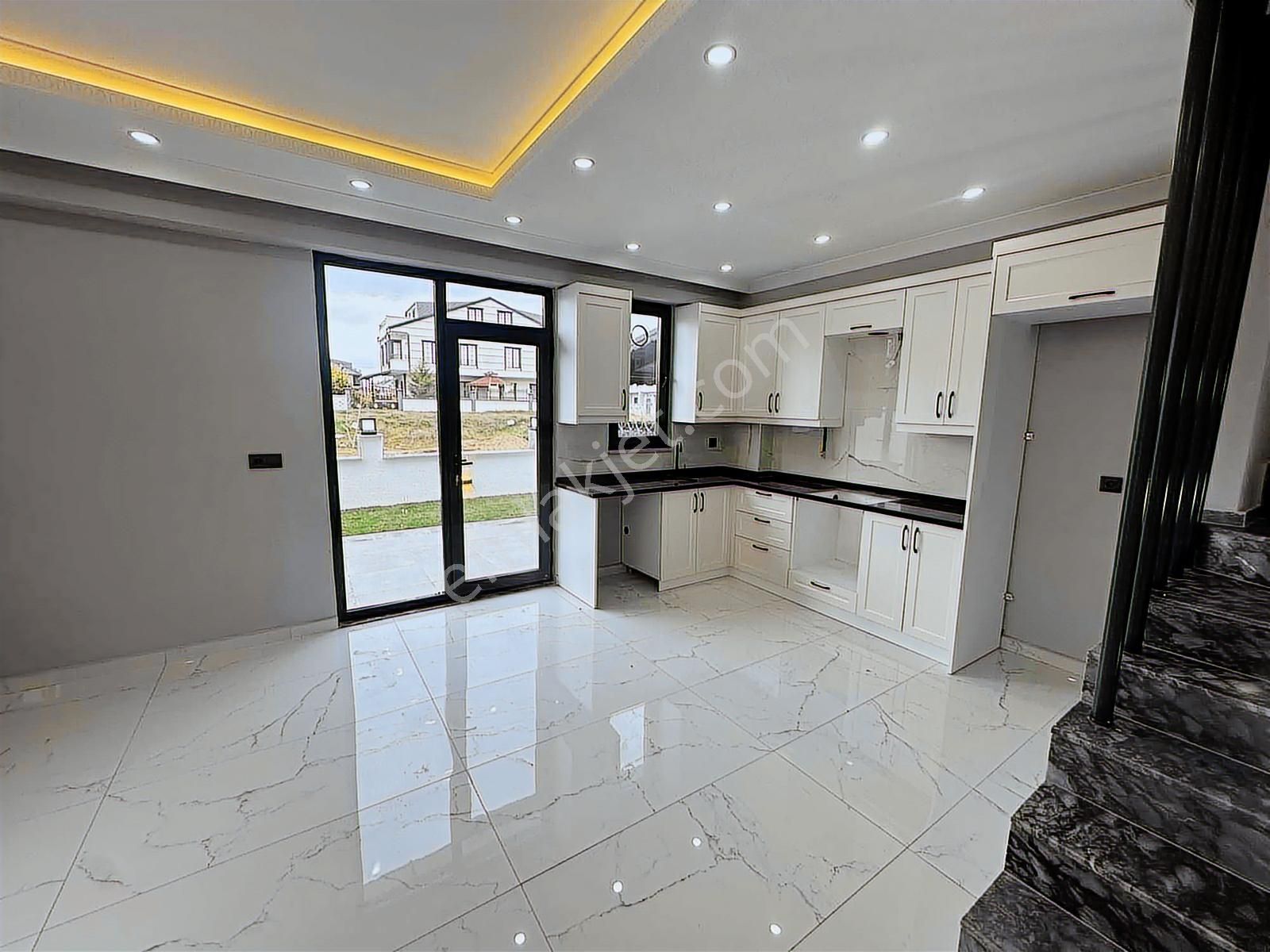 Kocaali Sahilde Önü Açık Bahçeli Ferah 3+1 Villa - Görsel 11