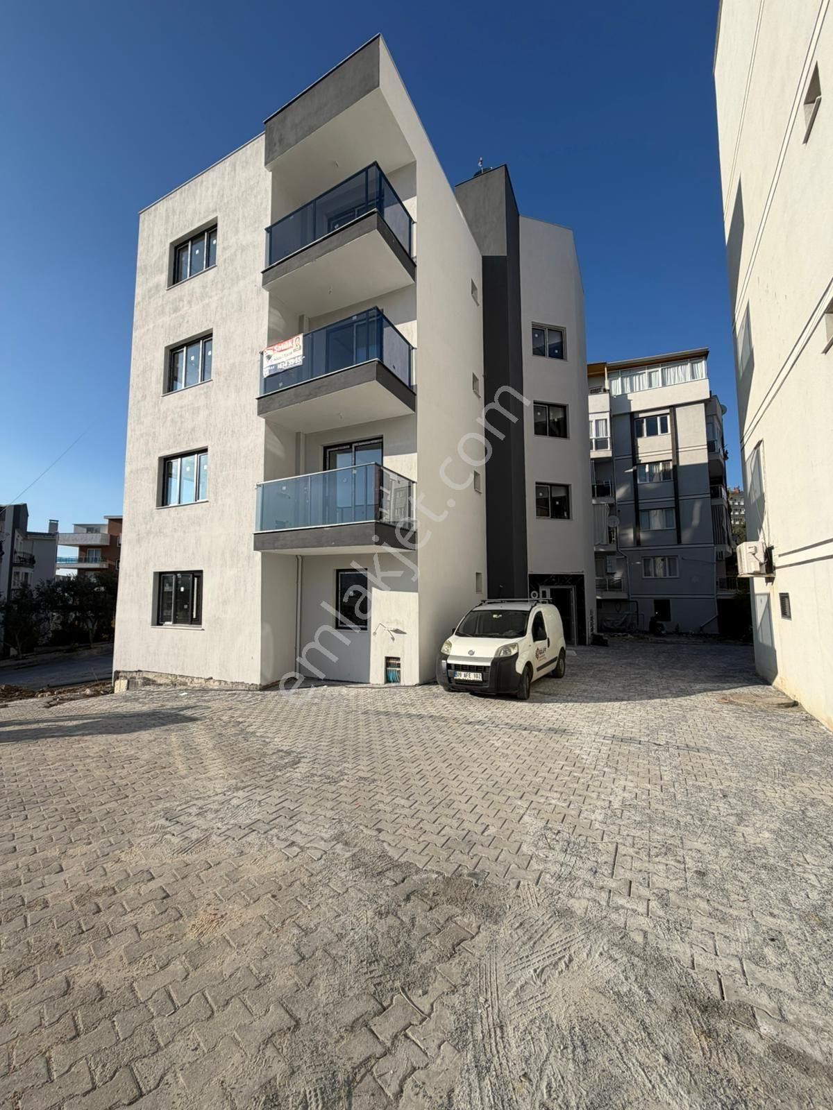 Kuşadası İkiçeşmelik Garaj Arkasında 5 Katlı Asansörlü Yeni Binanın 3.ncü Katı Sıfır 2+1 Daire - Görsel 2
