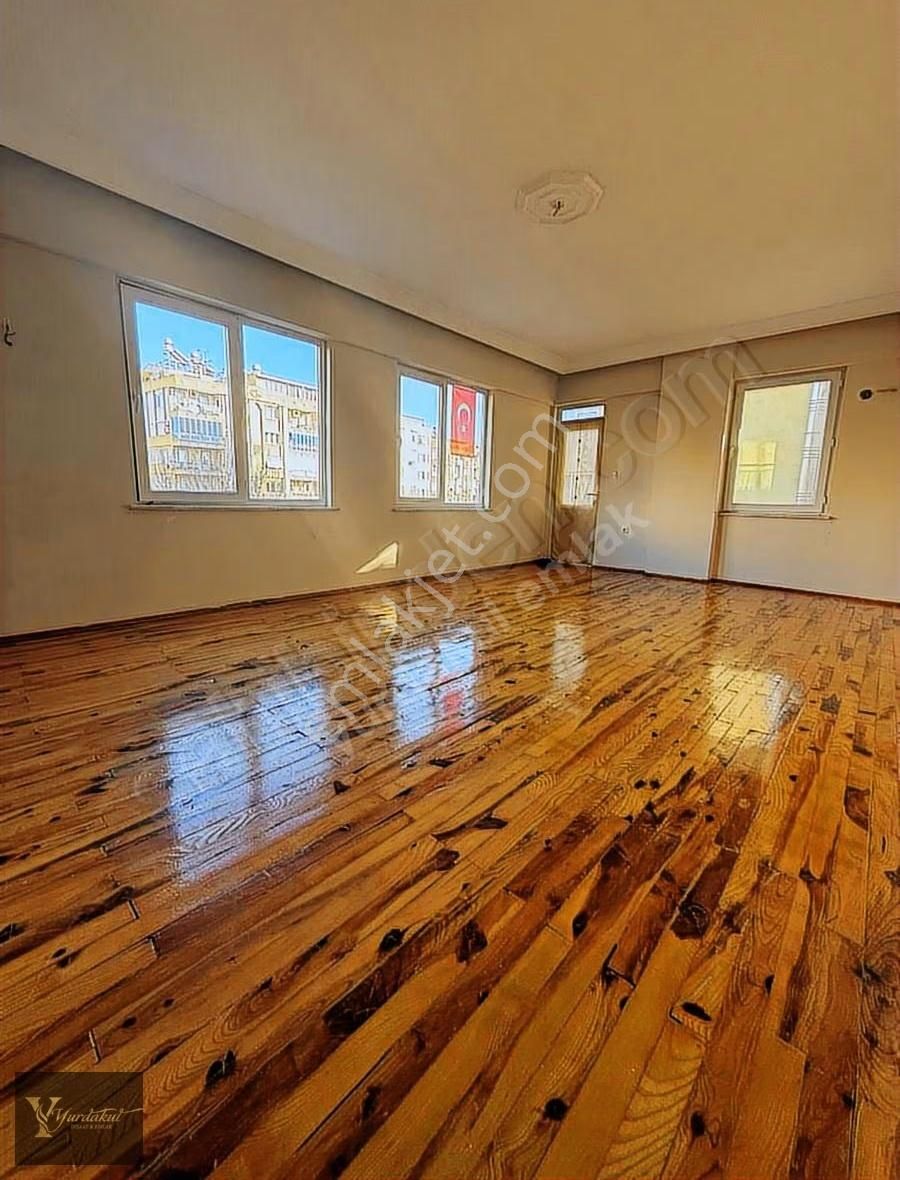 Cumhuriyet Mahallesinde Ara Katta Kiralık 3+1