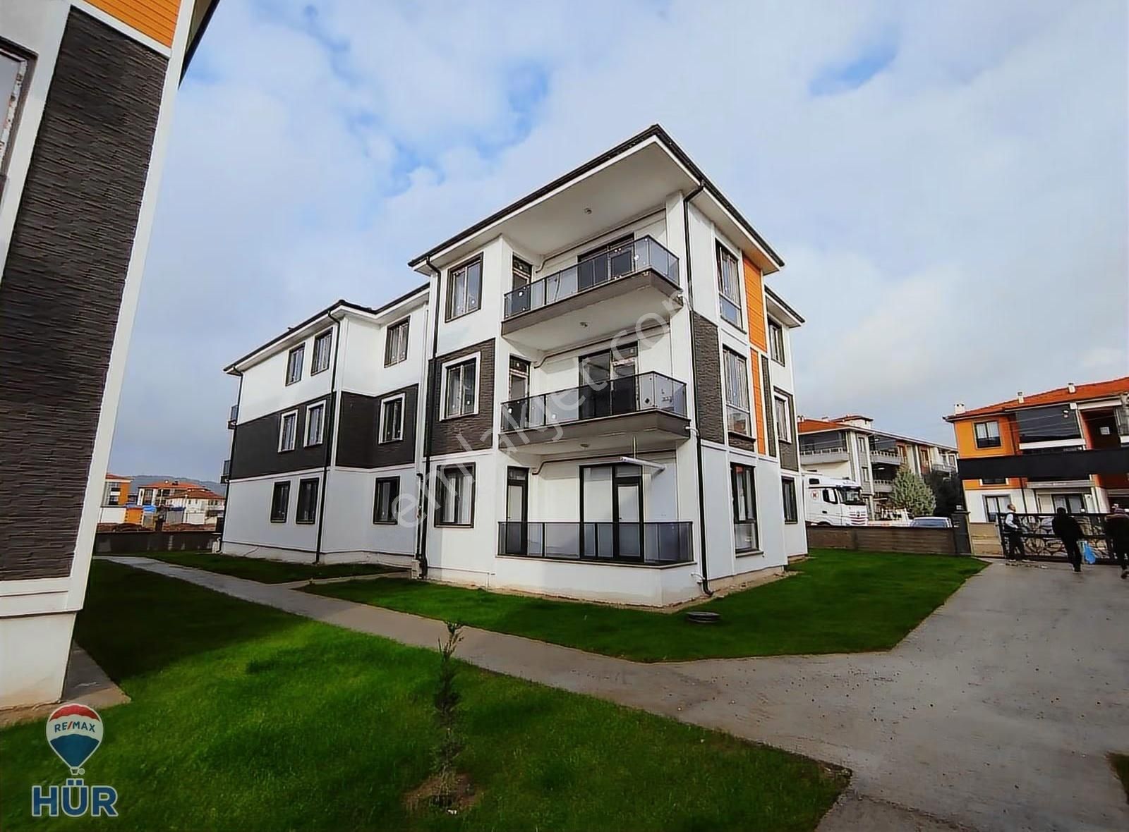 Remax/hür Özlem Şimşek'ten Site İçi Kiralık 3+1 Lüx Daire