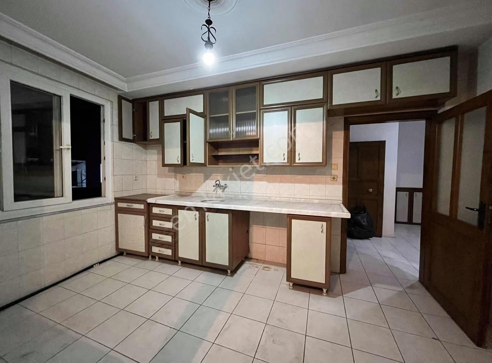 Yeşilyurt Salı Pazarı Civarı Müstakil 2+1