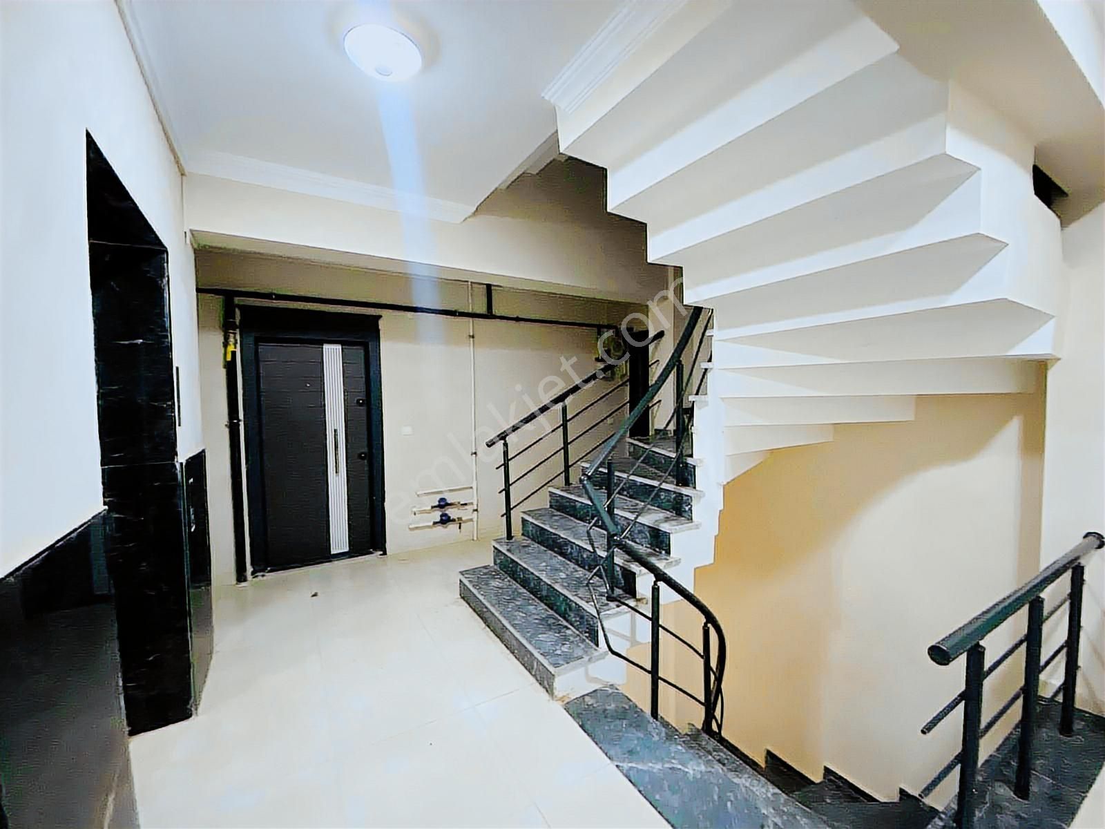 Dairemiz 3.kattadır Merkeze Denize Yürüme Mesafesinde 1+1 Daire - Görsel 2