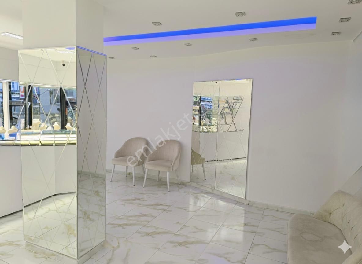 Fatih Mahallesi Pazar Caddesi Yürüyüş Yolunda Köşe Dükkan