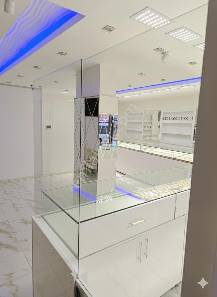 Fatih Mahallesi Pazar Caddesi Yürüyüş Yolunda Köşe Dükkan - Görsel 3