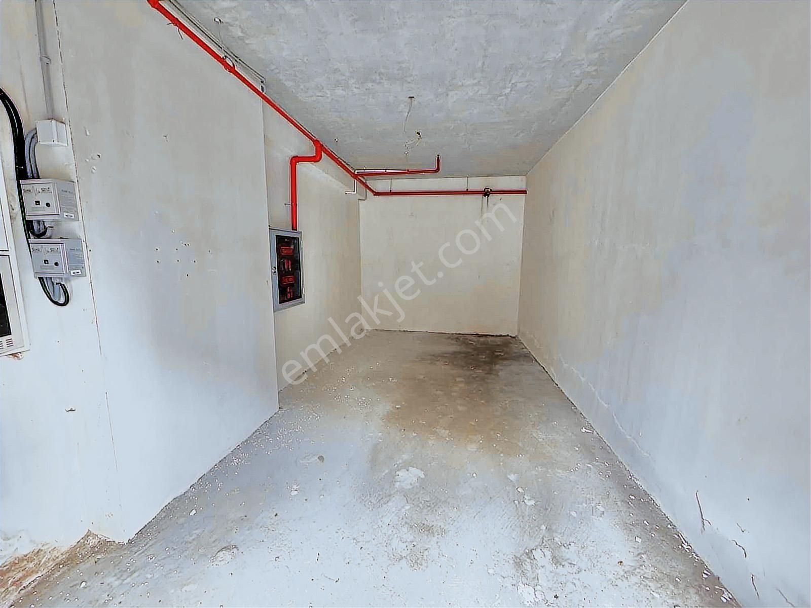 Merter Tozkoparan Emlak Konutlarında Kiralık 27m2 Dükkan