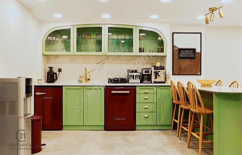 Geniş Vitrin, Şık Dekorasyonlu Satılık 180m² Ticari Alan - Görsel 6