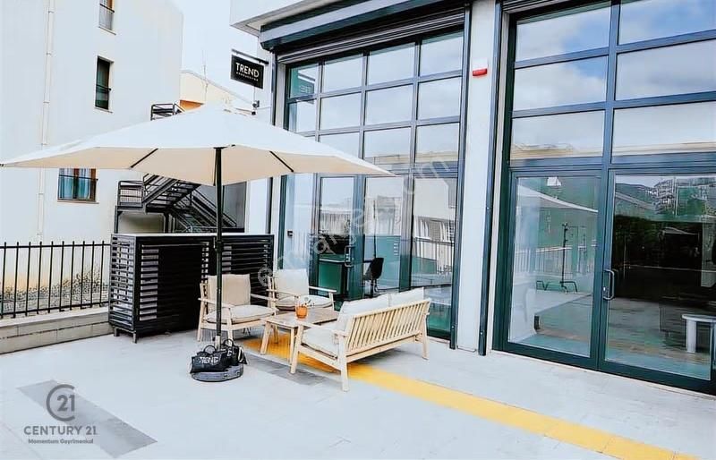 Geniş Vitrin, Şık Dekorasyonlu Satılık 180m² Ticari Alan