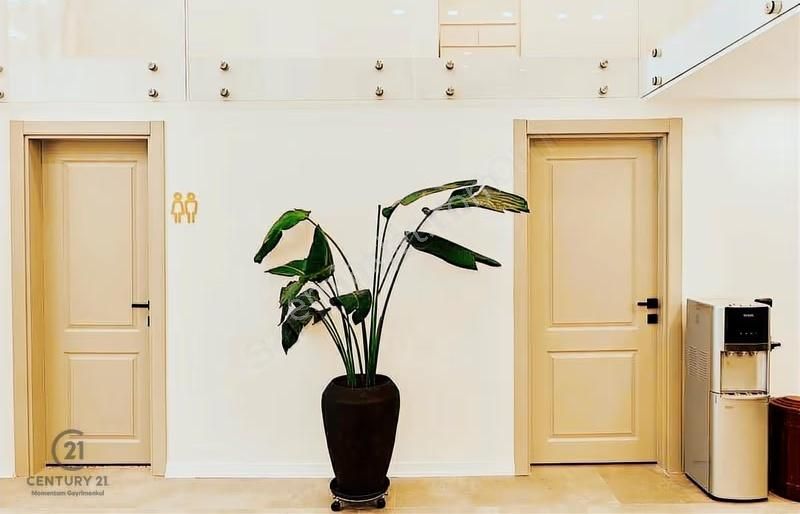 Geniş Vitrin, Şık Dekorasyonlu Satılık 180m² Ticari Alan - Görsel 11