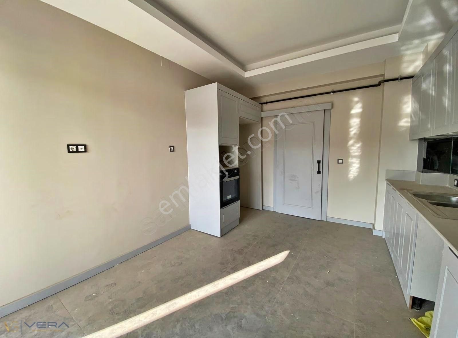 Vera'dan Abdulhamithan'da Satılık 3.5+1 Fırsat Daire - Görsel 2