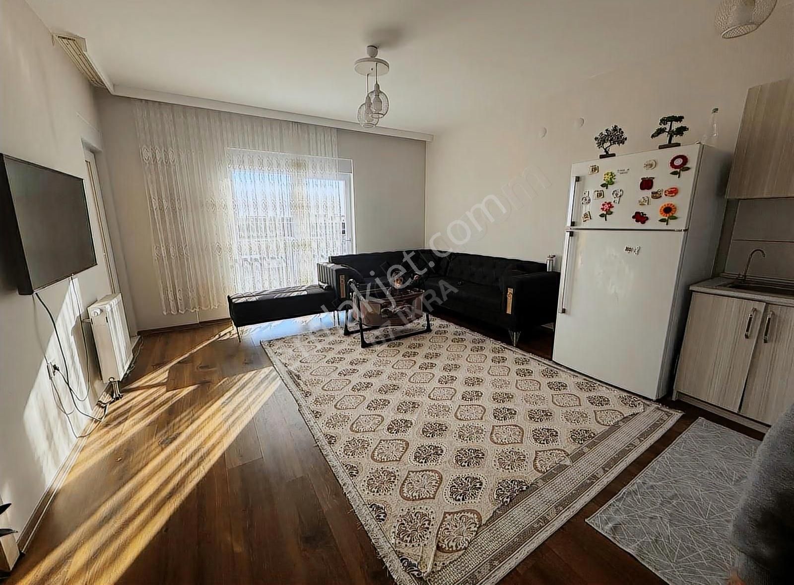 Güneş Evlerinde 1+1 Genis Ara Katta Daire - Görsel 3