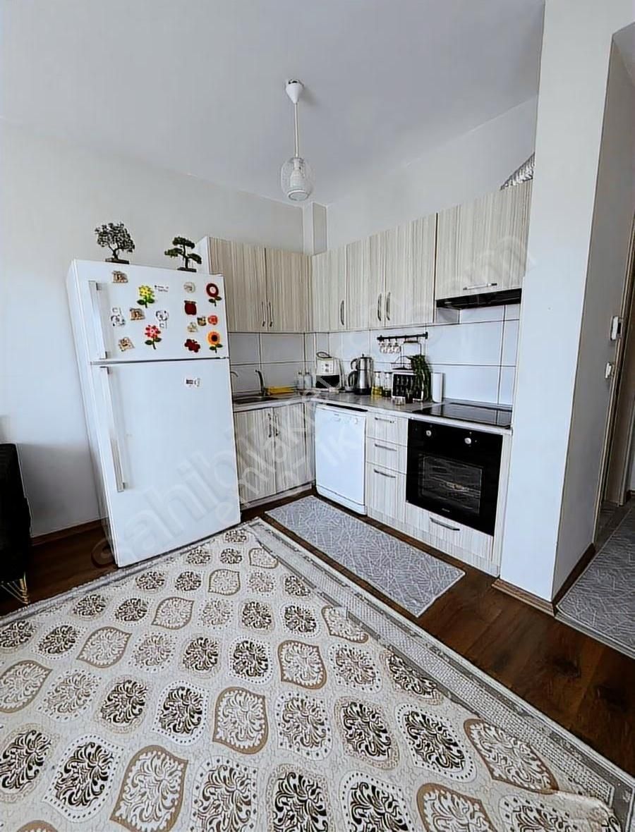 Güneş Evlerinde 1+1 Genis Ara Katta Daire - Görsel 2