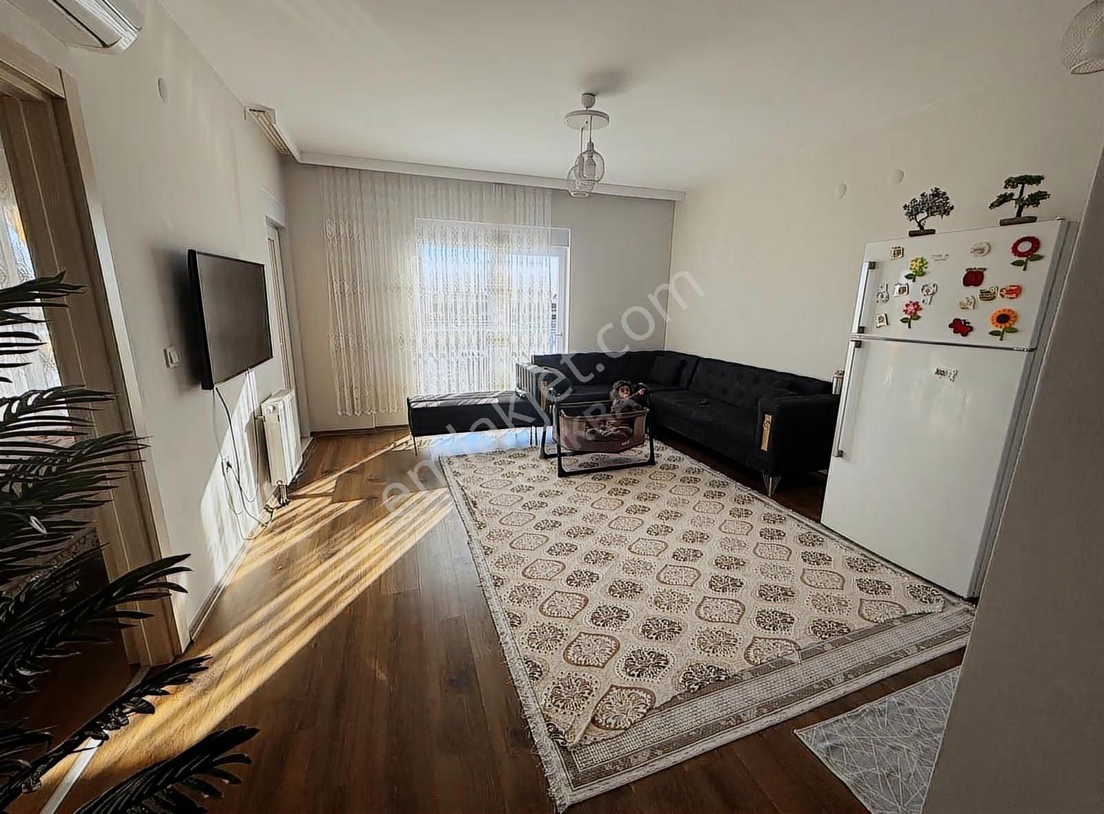 Güneş Evlerinde 1+1 Genis Ara Katta Daire - Görsel 9