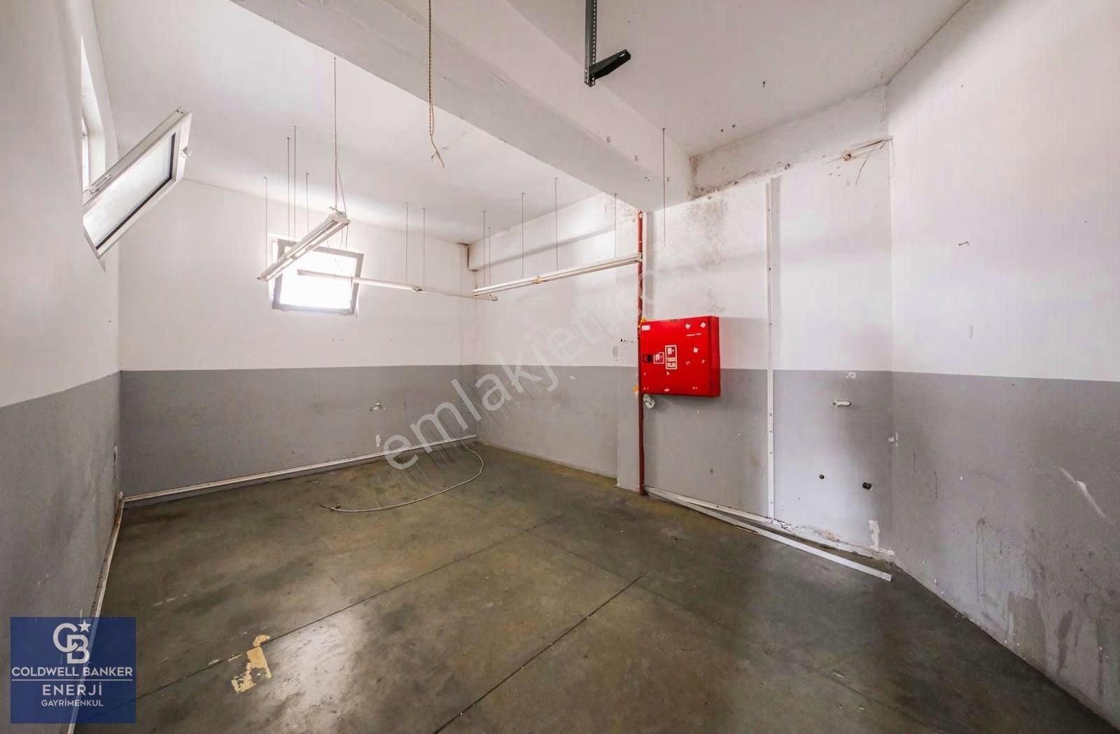 Yenibosna Cadde Üzeri Ön Cephe 1600 M2 İki Katlı Kiralık İş Yeri - Görsel 24