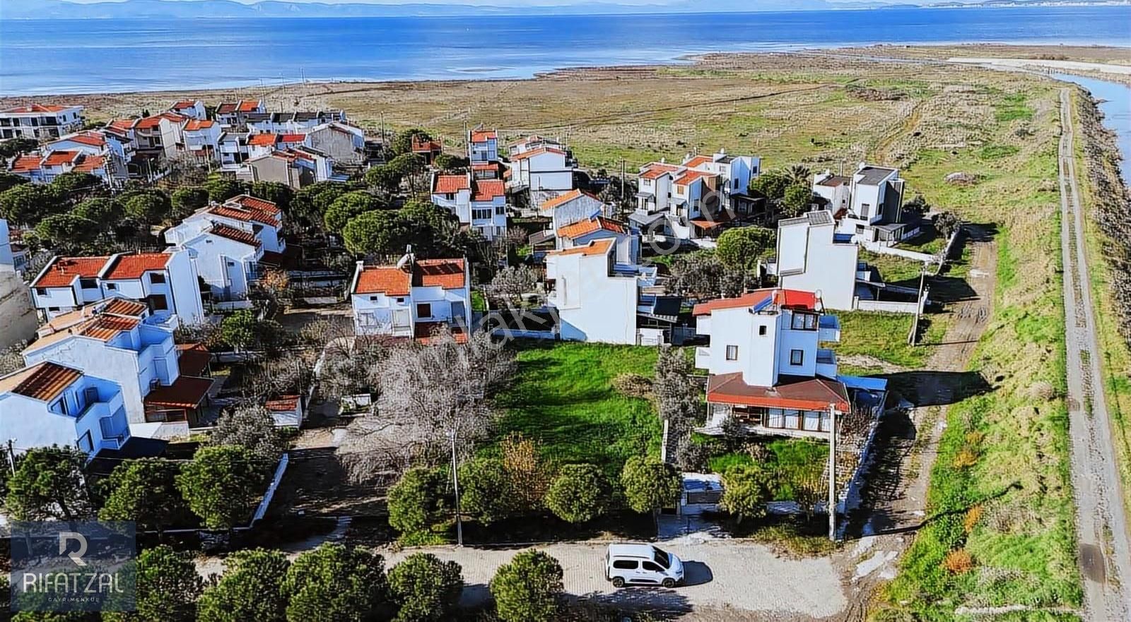 Altınova'da Denize 300 M Site İçi Villa Arsası