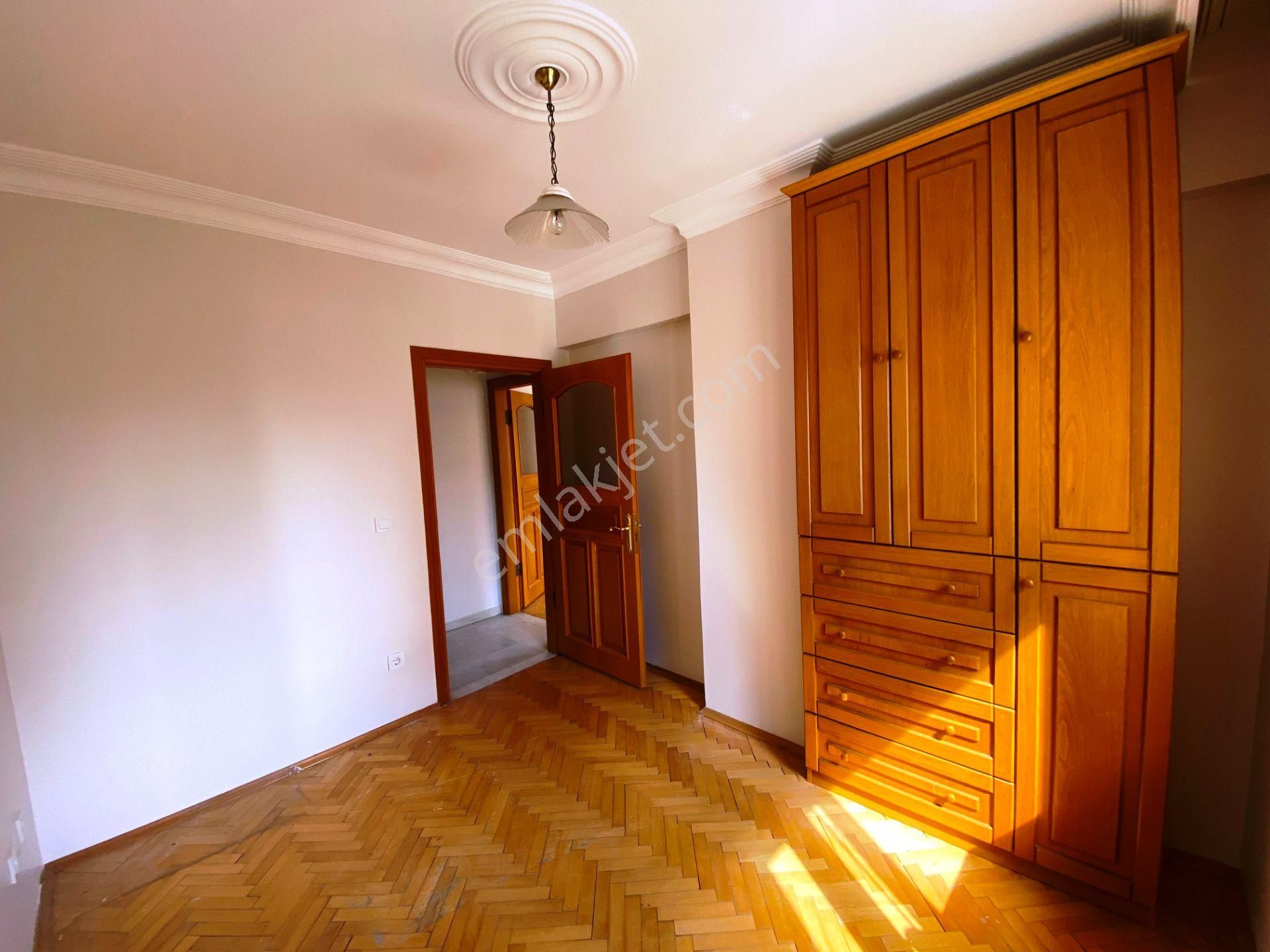 Erenköy Minibüs Cad.140m2 Otoparklı 2 Balkonlu 4.kat Kiralık 3+1 - Görsel 19