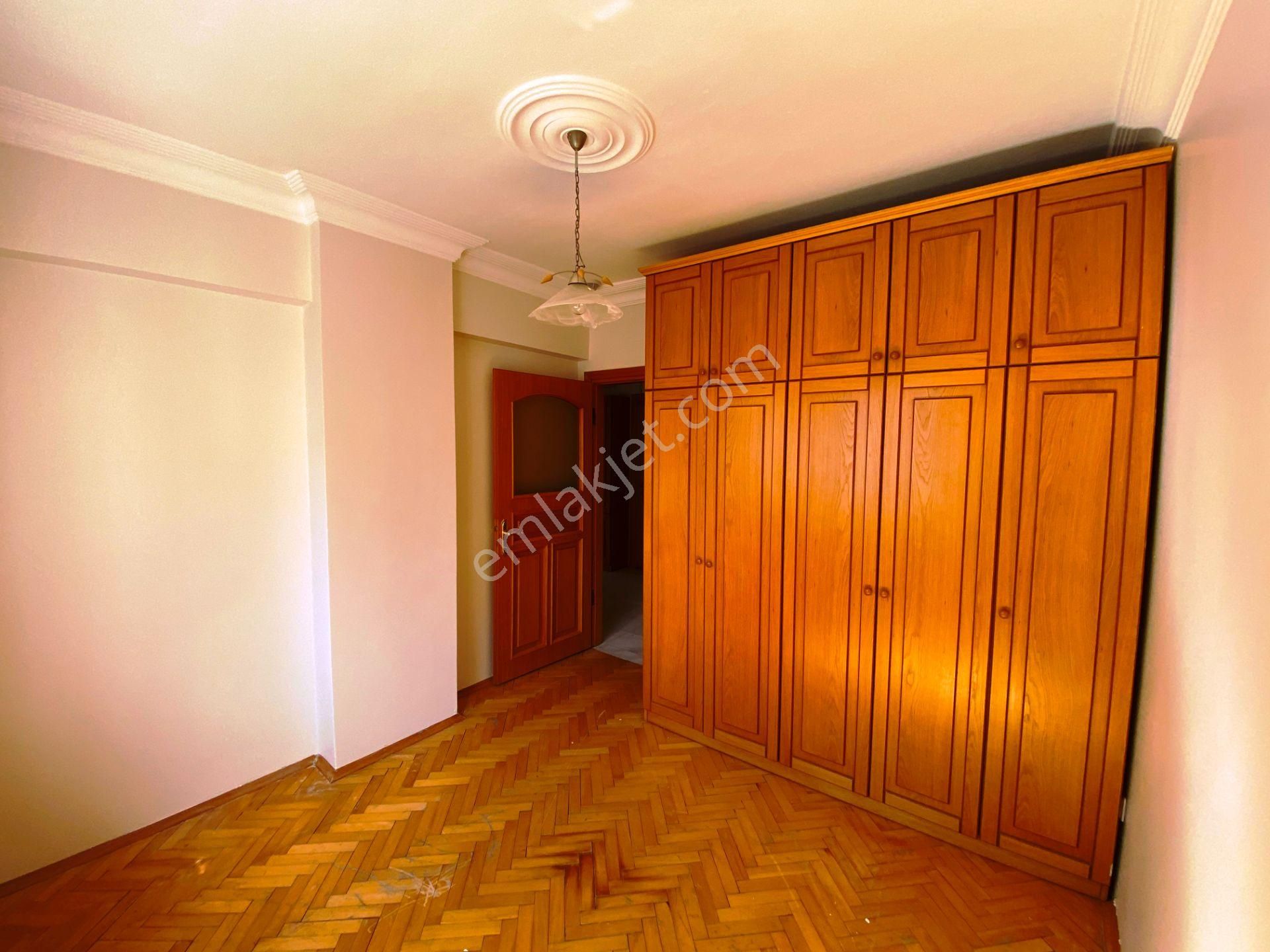 Erenköy Minibüs Cad.140m2 Otoparklı 2 Balkonlu 4.kat Kiralık 3+1 - Görsel 16