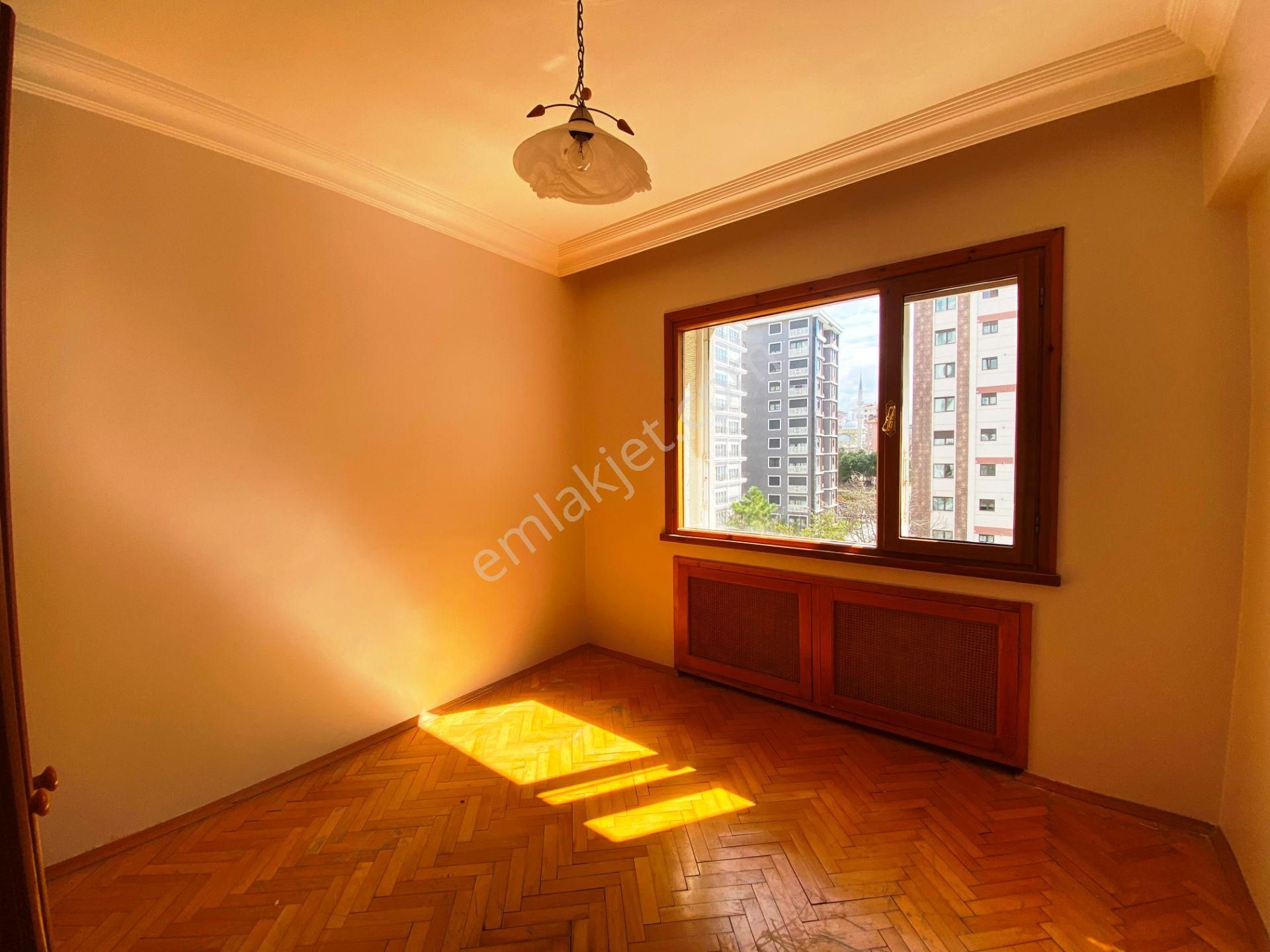 Erenköy Minibüs Cad.140m2 Otoparklı 2 Balkonlu 4.kat Kiralık 3+1 - Görsel 13