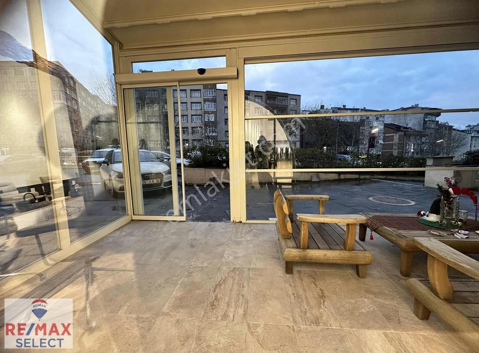 Sevcan Remax Nef Bahçelievler İskanlı Bacalı Dekorasyonlu Ticari - Görsel 18