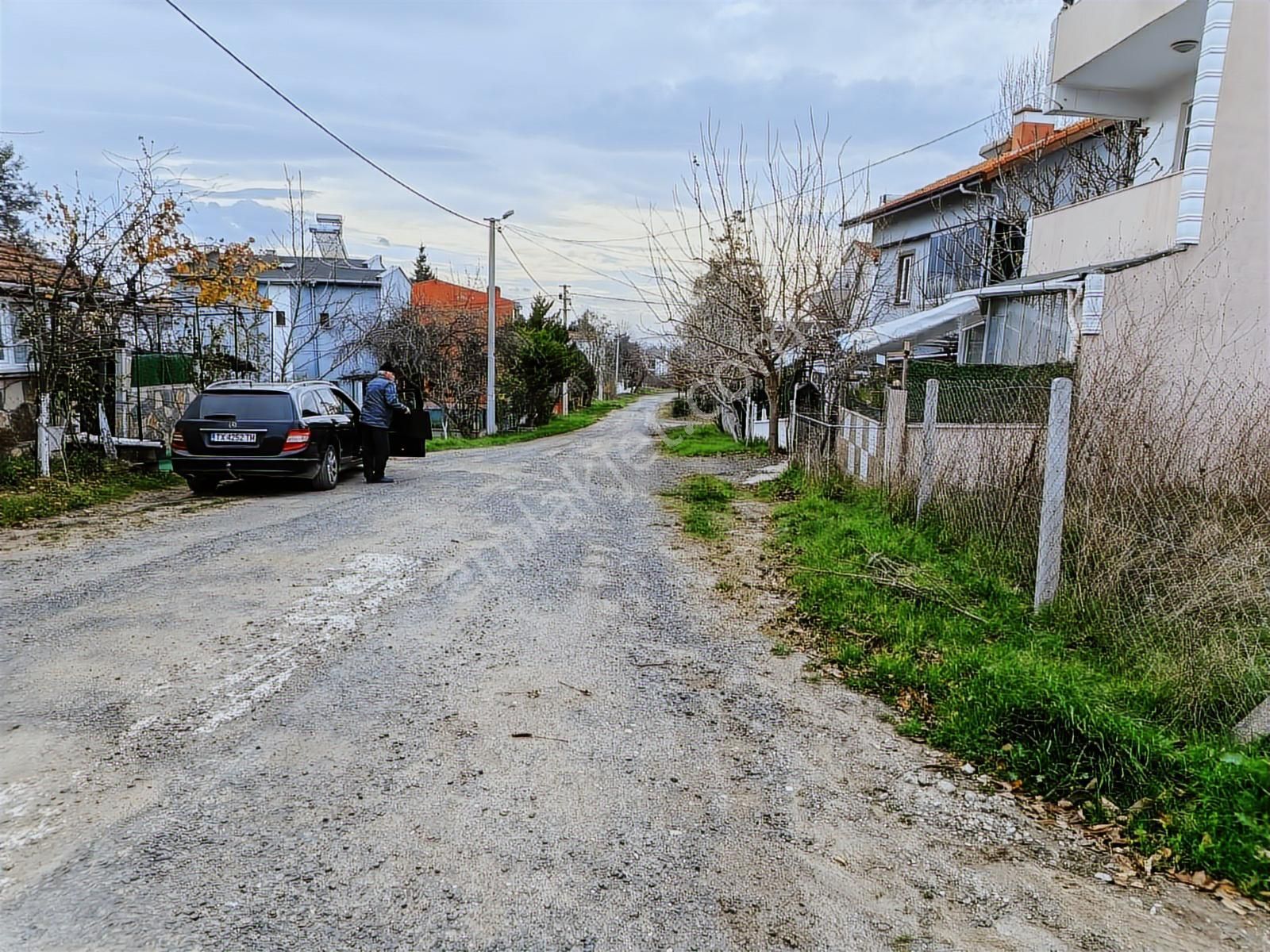 Yeniçiftlikte Merkezi Lokasyonda Satılık 150m2 Villa İmarlı Arsa