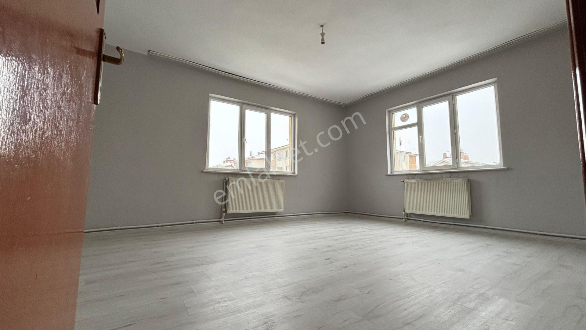 !!recep Ümit Emlak'tan Emek Mahallesi Ertaş Bulvarı Yakınında Ara Katta Kiralık 3+1 Daire Fç30 !! - Görsel 2