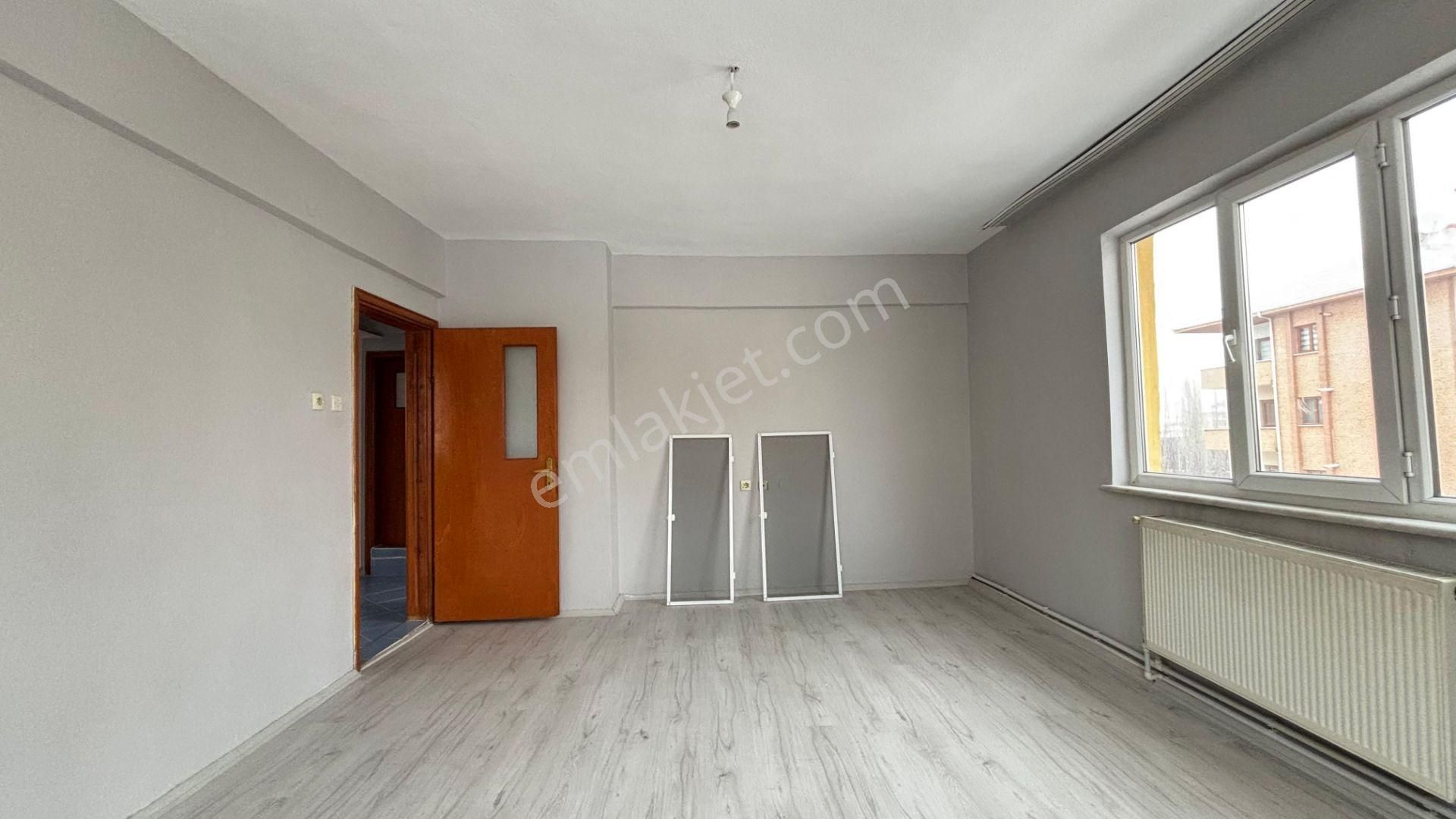 !!recep Ümit Emlak'tan Emek Mahallesi Ertaş Bulvarı Yakınında Ara Katta Kiralık 3+1 Daire Fç30 !! - Görsel 4