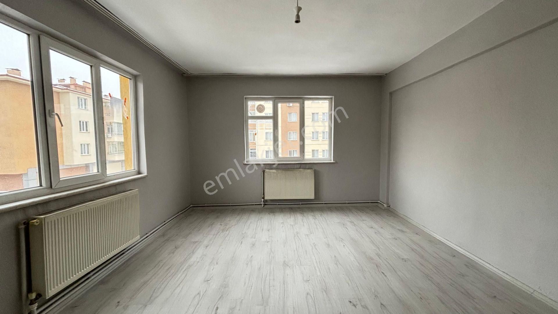 !!recep Ümit Emlak'tan Emek Mahallesi Ertaş Bulvarı Yakınında Ara Katta Kiralık 3+1 Daire Fç30 !!