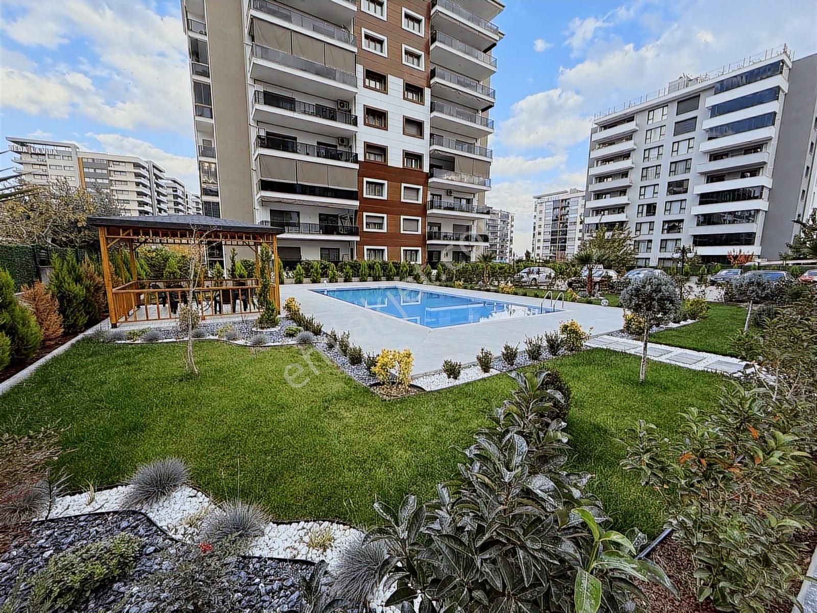 Şemikler'de Havuzlu Site İçi 2+1 Arakat Daire